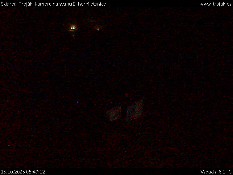 Skiareál Troják - Kamera na svahu B, horní stanice - 15.10.2025 v 05:49 Skiareál Troják - Kamera na svahu B, horní stanice - 15.10.2025 v 05:49