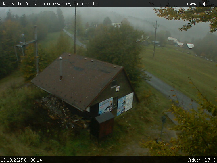 Skiareál Troják - Kamera na svahu B, horní stanice - 15.10.2025 v 08:00 Skiareál Troják - Kamera na svahu B, horní stanice - 15.10.2025 v 08:00