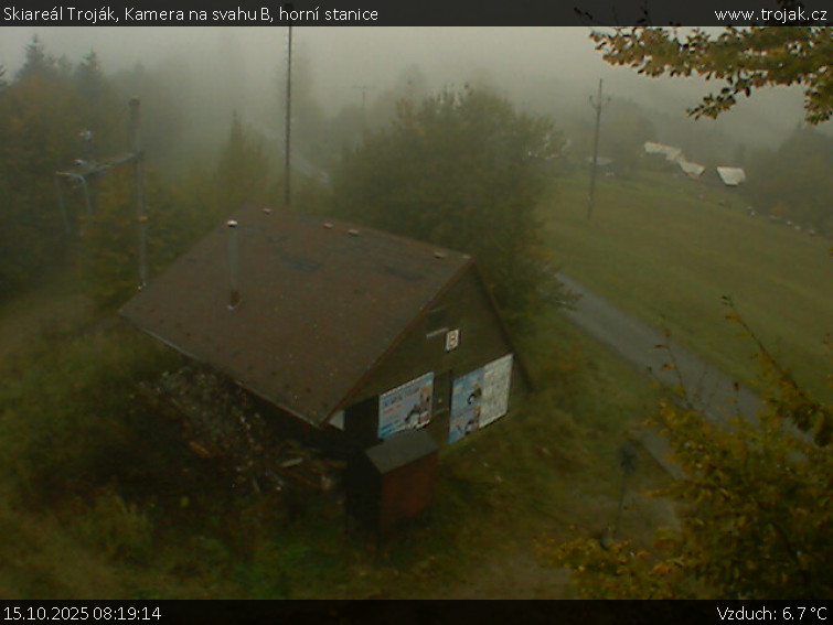 Skiareál Troják - Kamera na svahu B, horní stanice - 15.10.2025 v 08:19 Skiareál Troják - Kamera na svahu B, horní stanice - 15.10.2025 v 08:19