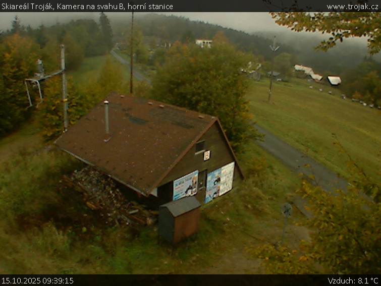 Skiareál Troják - Kamera na svahu B, horní stanice - 15.10.2025 v 09:39 Skiareál Troják - Kamera na svahu B, horní stanice - 15.10.2025 v 09:39