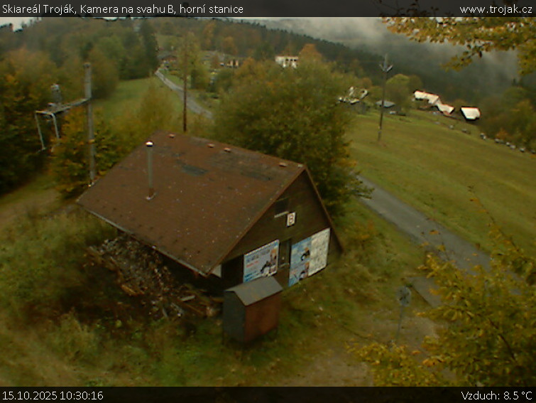 Skiareál Troják - Kamera na svahu B, horní stanice - 15.10.2025 v 10:30 Skiareál Troják - Kamera na svahu B, horní stanice - 15.10.2025 v 10:30