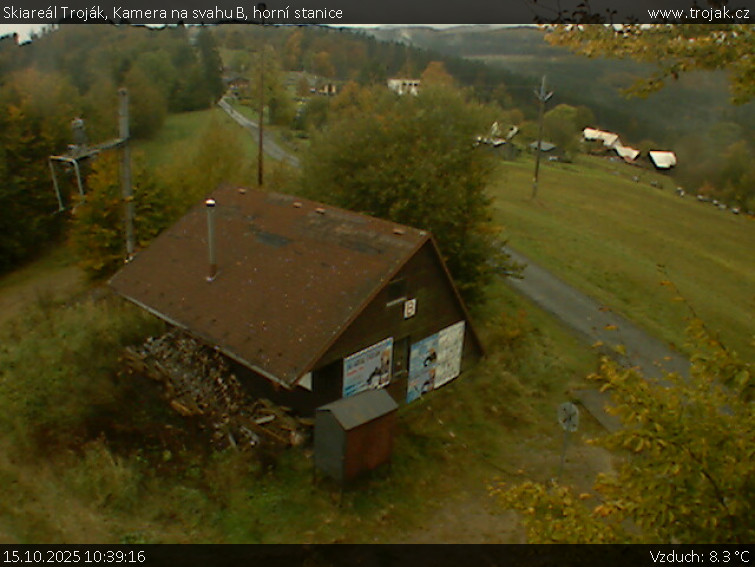 Skiareál Troják - Kamera na svahu B, horní stanice - 15.10.2025 v 10:39 Skiareál Troják - Kamera na svahu B, horní stanice - 15.10.2025 v 10:39