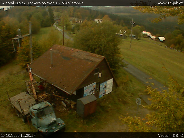 Skiareál Troják - Kamera na svahu B, horní stanice - 15.10.2025 v 12:00 Skiareál Troják - Kamera na svahu B, horní stanice - 15.10.2025 v 12:00