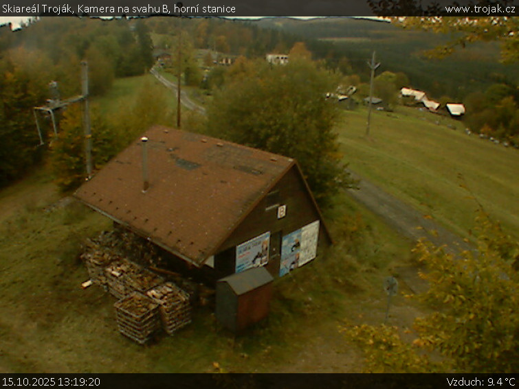 Skiareál Troják - Kamera na svahu B, horní stanice - 15.10.2025 v 13:19 Skiareál Troják - Kamera na svahu B, horní stanice - 15.10.2025 v 13:19