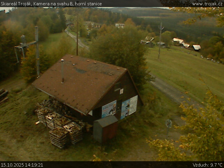 Skiareál Troják - Kamera na svahu B, horní stanice - 15.10.2025 v 14:19 Skiareál Troják - Kamera na svahu B, horní stanice - 15.10.2025 v 14:19