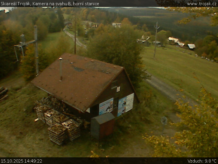 Skiareál Troják - Kamera na svahu B, horní stanice - 15.10.2025 v 14:49 Skiareál Troják - Kamera na svahu B, horní stanice - 15.10.2025 v 14:49