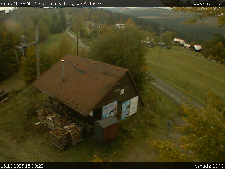 Skiareál Troják - Kamera na svahu B, horní stanice - 15.10.2025 v 15:09 Skiareál Troják - Kamera na svahu B, horní stanice - 15.10.2025 v 15:09
