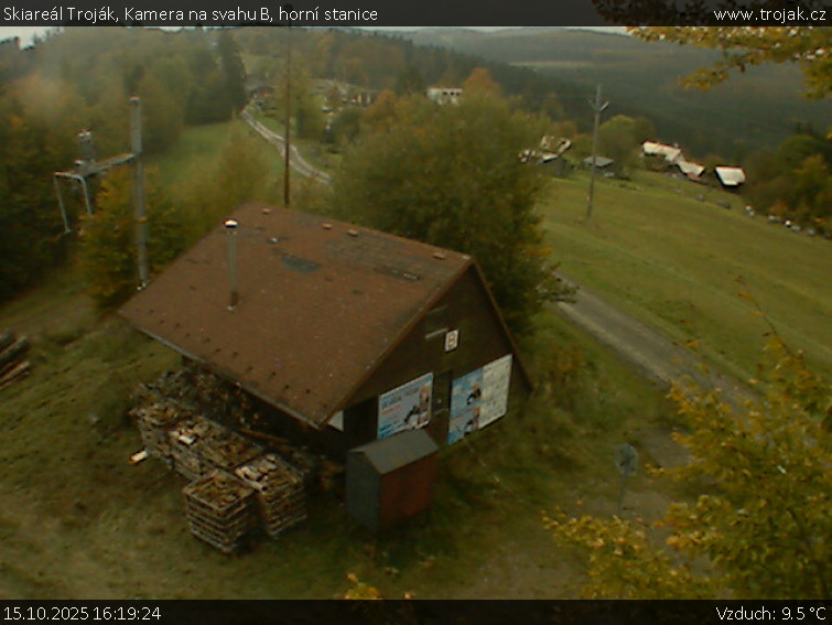 Skiareál Troják - Kamera na svahu B, horní stanice - 15.10.2025 v 16:19 Skiareál Troják - Kamera na svahu B, horní stanice - 15.10.2025 v 16:19
