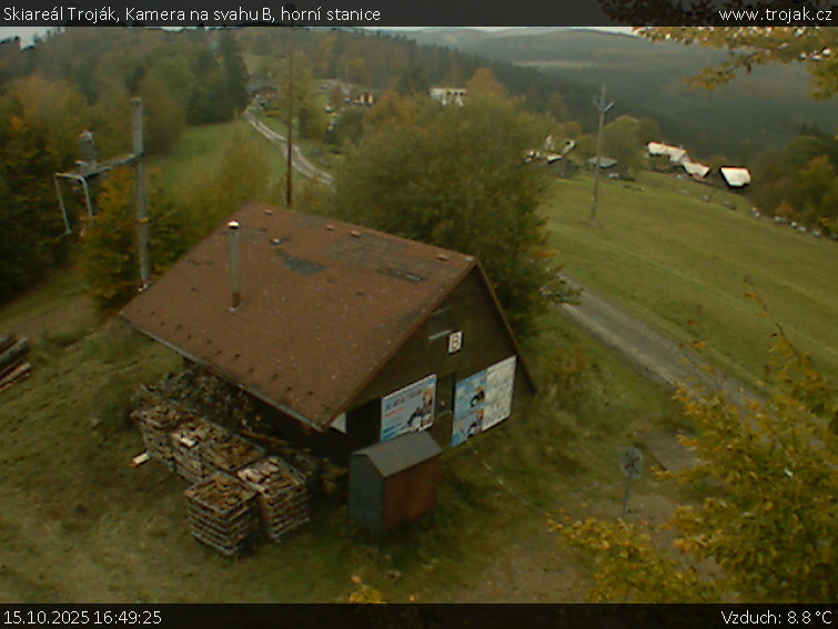 Skiareál Troják - Kamera na svahu B, horní stanice - 15.10.2025 v 16:49 Skiareál Troják - Kamera na svahu B, horní stanice - 15.10.2025 v 16:49