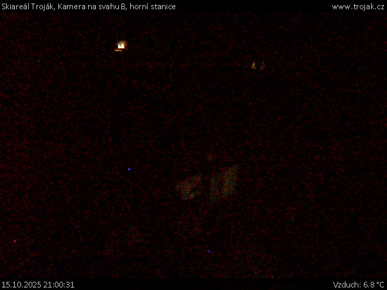 Skiareál Troják - Kamera na svahu B, horní stanice - 15.10.2025 v 21:00 Skiareál Troják - Kamera na svahu B, horní stanice - 15.10.2025 v 21:00