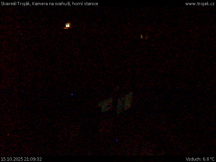 Skiareál Troják - Kamera na svahu B, horní stanice - 15.10.2025 v 21:09 Skiareál Troják - Kamera na svahu B, horní stanice - 15.10.2025 v 21:09
