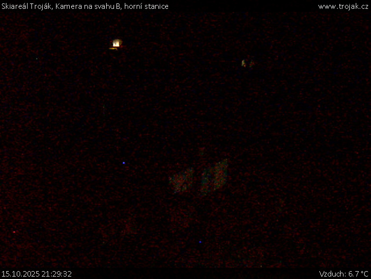Skiareál Troják - Kamera na svahu B, horní stanice - 15.10.2025 v 21:29 Skiareál Troják - Kamera na svahu B, horní stanice - 15.10.2025 v 21:29