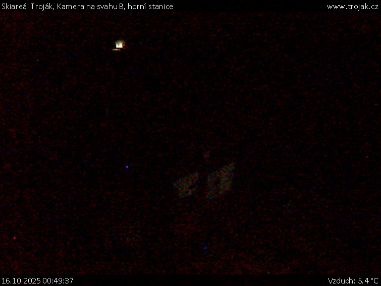 Skiareál Troják - Kamera na svahu B, horní stanice - 16.10.2025 v 00:49 Skiareál Troják - Kamera na svahu B, horní stanice - 16.10.2025 v 00:49