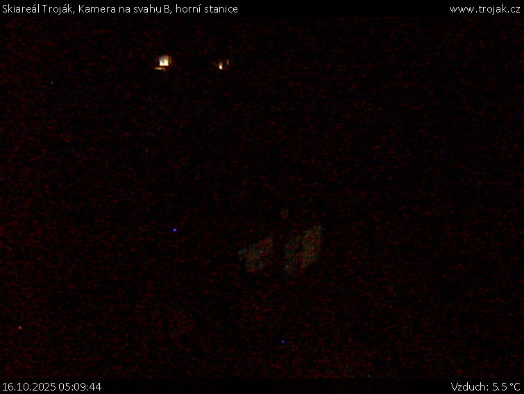 Skiareál Troják - Kamera na svahu B, horní stanice - 16.10.2025 v 05:09 Skiareál Troják - Kamera na svahu B, horní stanice - 16.10.2025 v 05:09