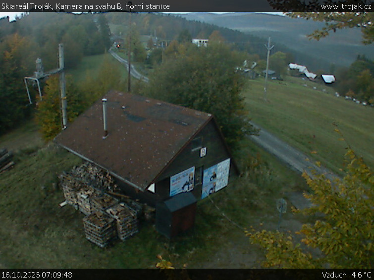 Skiareál Troják - Kamera na svahu B, horní stanice - 16.10.2025 v 07:09 Skiareál Troják - Kamera na svahu B, horní stanice - 16.10.2025 v 07:09
