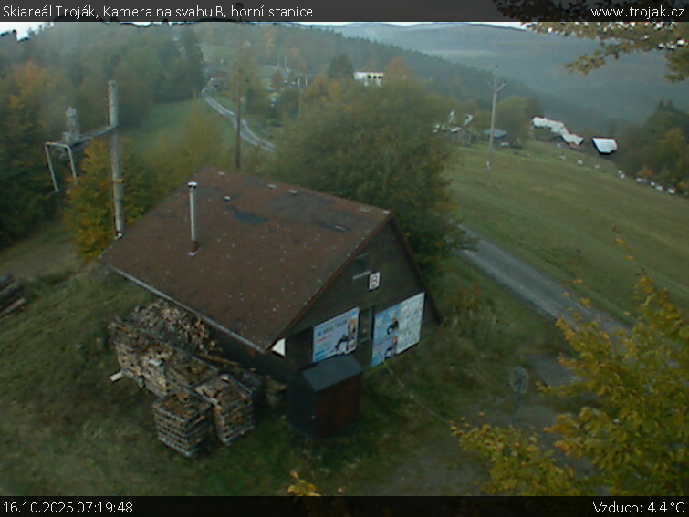 Skiareál Troják - Kamera na svahu B, horní stanice - 16.10.2025 v 07:19 Skiareál Troják - Kamera na svahu B, horní stanice - 16.10.2025 v 07:19