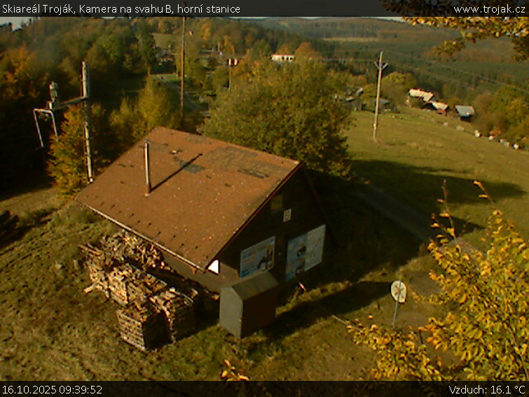 Skiareál Troják - Kamera na svahu B, horní stanice - 16.10.2025 v 09:39 Skiareál Troják - Kamera na svahu B, horní stanice - 16.10.2025 v 09:39