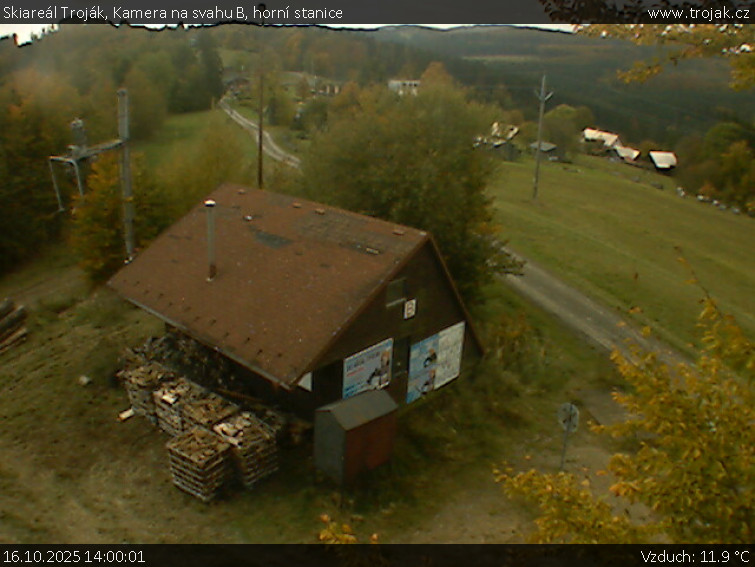 Skiareál Troják - Kamera na svahu B, horní stanice - 16.10.2025 v 14:00 Skiareál Troják - Kamera na svahu B, horní stanice - 16.10.2025 v 14:00