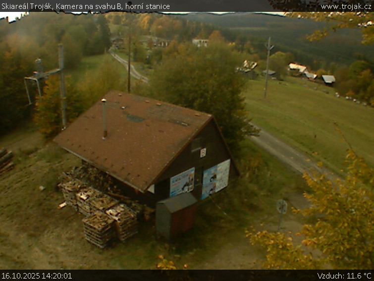 Skiareál Troják - Kamera na svahu B, horní stanice - 16.10.2025 v 14:20 Skiareál Troják - Kamera na svahu B, horní stanice - 16.10.2025 v 14:20