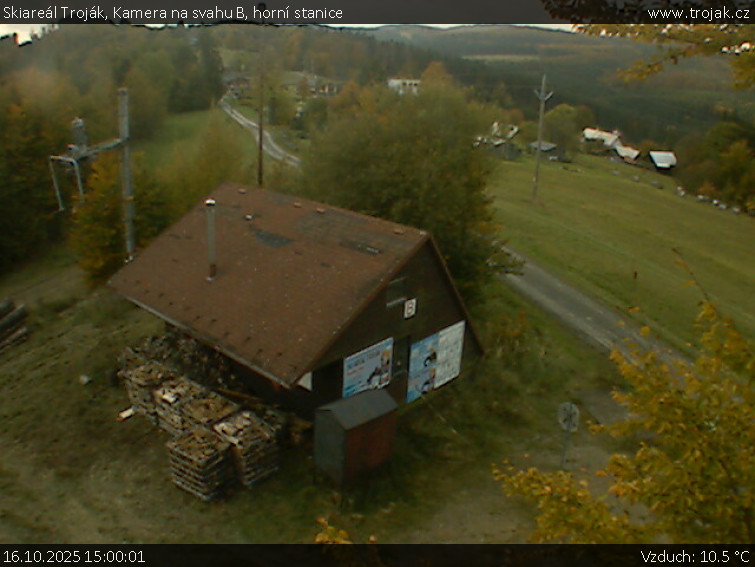 Skiareál Troják - Kamera na svahu B, horní stanice - 16.10.2025 v 15:00 Skiareál Troják - Kamera na svahu B, horní stanice - 16.10.2025 v 15:00