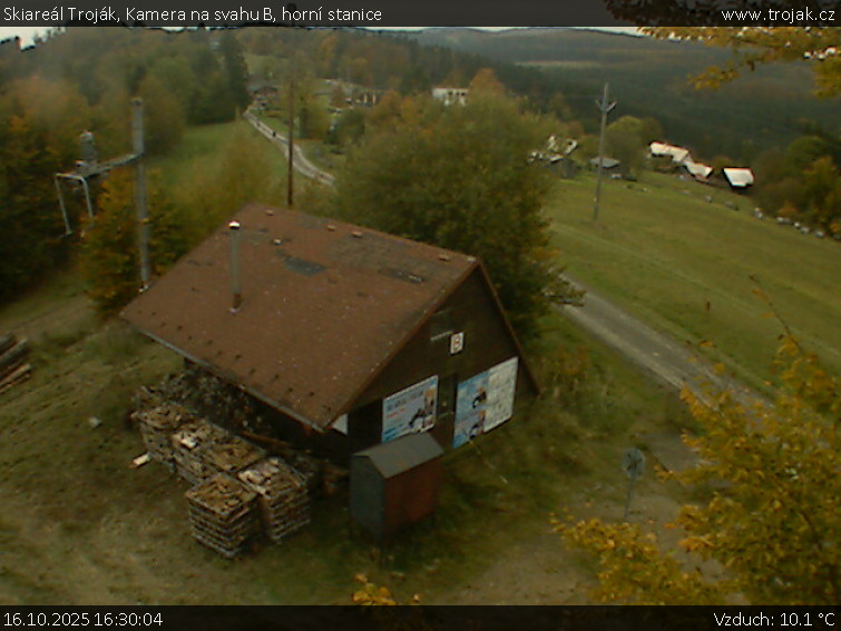 Skiareál Troják - Kamera na svahu B, horní stanice - 16.10.2025 v 16:30 Skiareál Troják - Kamera na svahu B, horní stanice - 16.10.2025 v 16:30
