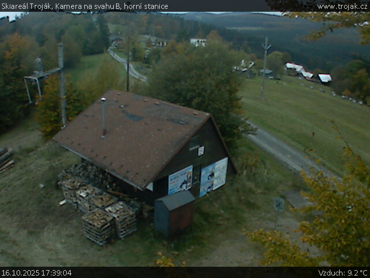 Skiareál Troják - Kamera na svahu B, horní stanice - 16.10.2025 v 17:39 Skiareál Troják - Kamera na svahu B, horní stanice - 16.10.2025 v 17:39