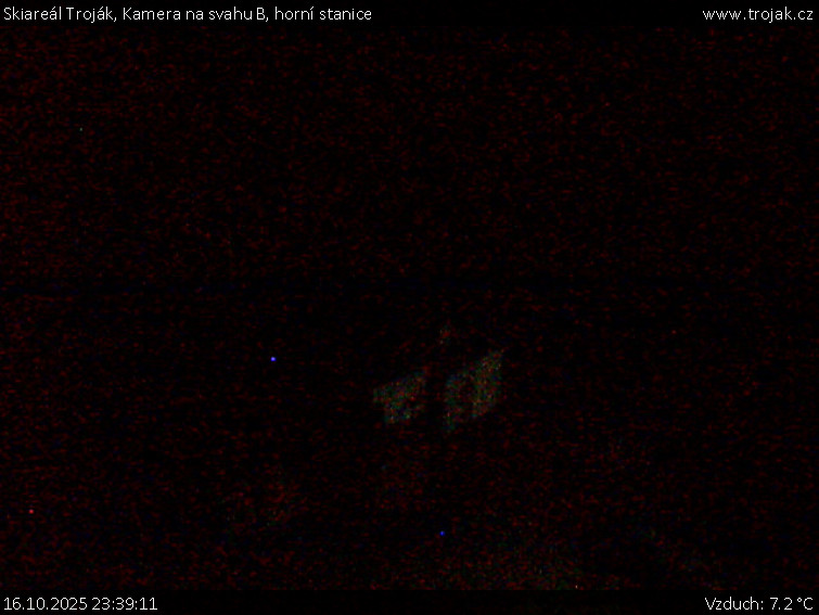 Skiareál Troják - Kamera na svahu B, horní stanice - 16.10.2025 v 23:39 Skiareál Troják - Kamera na svahu B, horní stanice - 16.10.2025 v 23:39