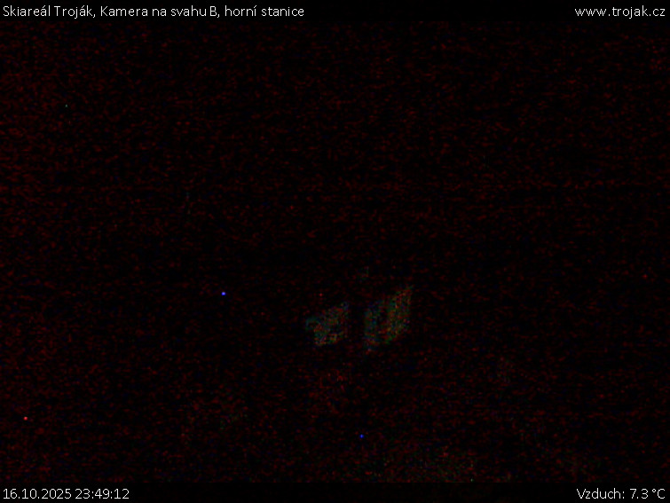 Skiareál Troják - Kamera na svahu B, horní stanice - 16.10.2025 v 23:49 Skiareál Troják - Kamera na svahu B, horní stanice - 16.10.2025 v 23:49