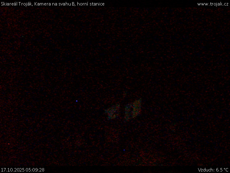 Skiareál Troják - Kamera na svahu B, horní stanice - 17.10.2025 v 05:09 Skiareál Troják - Kamera na svahu B, horní stanice - 17.10.2025 v 05:09