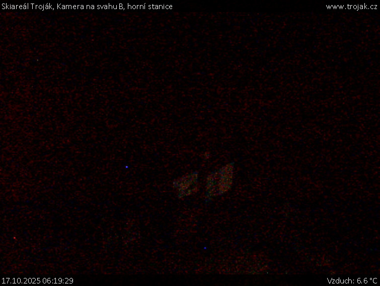 Skiareál Troják - Kamera na svahu B, horní stanice - 17.10.2025 v 06:19 Skiareál Troják - Kamera na svahu B, horní stanice - 17.10.2025 v 06:19
