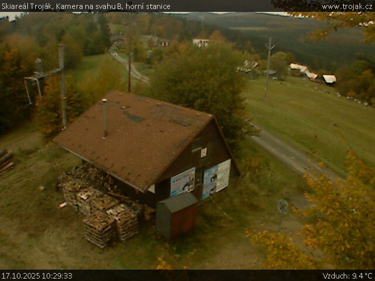 Skiareál Troják - Kamera na svahu B, horní stanice - 17.10.2025 v 10:29 Skiareál Troják - Kamera na svahu B, horní stanice - 17.10.2025 v 10:29