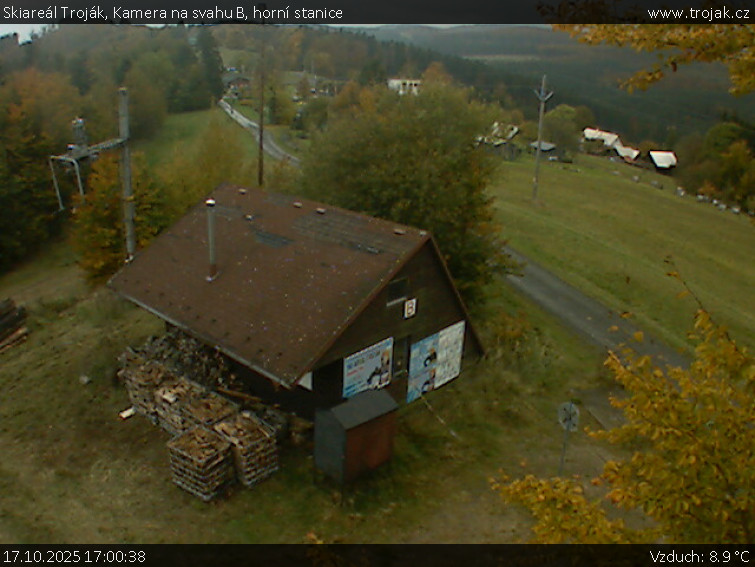 Skiareál Troják - Kamera na svahu B, horní stanice - 17.10.2025 v 17:00 Skiareál Troják - Kamera na svahu B, horní stanice - 17.10.2025 v 17:00