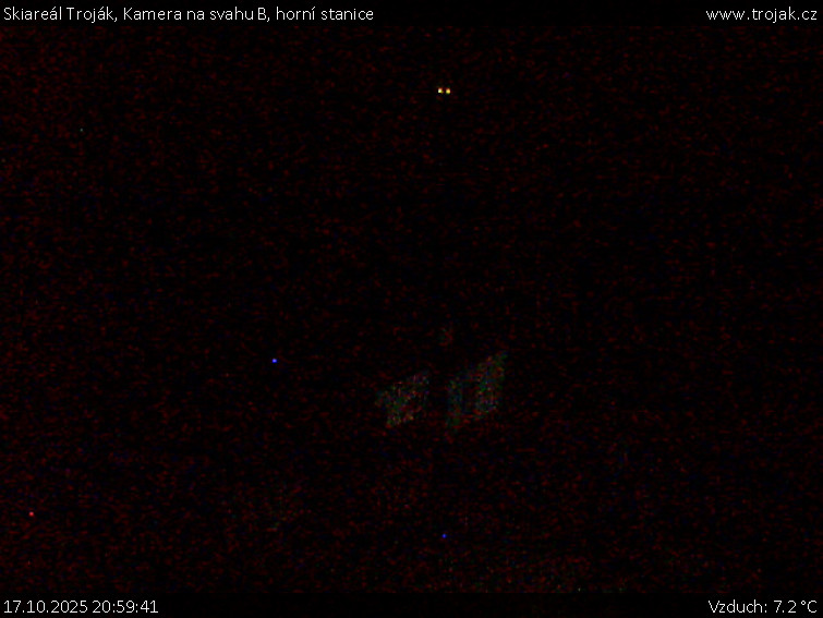 Skiareál Troják - Kamera na svahu B, horní stanice - 17.10.2025 v 20:59 Skiareál Troják - Kamera na svahu B, horní stanice - 17.10.2025 v 20:59