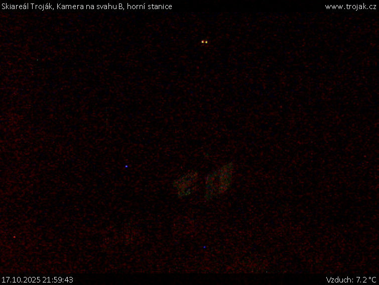 Skiareál Troják - Kamera na svahu B, horní stanice - 17.10.2025 v 21:59 Skiareál Troják - Kamera na svahu B, horní stanice - 17.10.2025 v 21:59