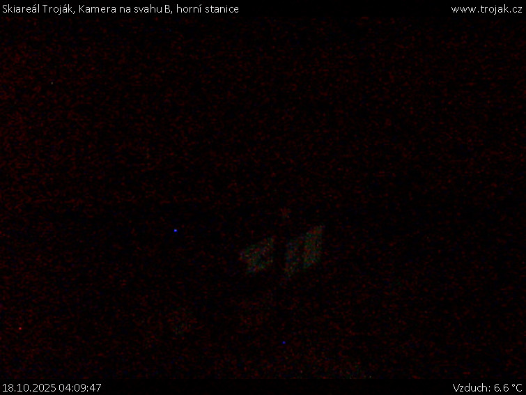 Skiareál Troják - Kamera na svahu B, horní stanice - 18.10.2025 v 04:09 Skiareál Troják - Kamera na svahu B, horní stanice - 18.10.2025 v 04:09