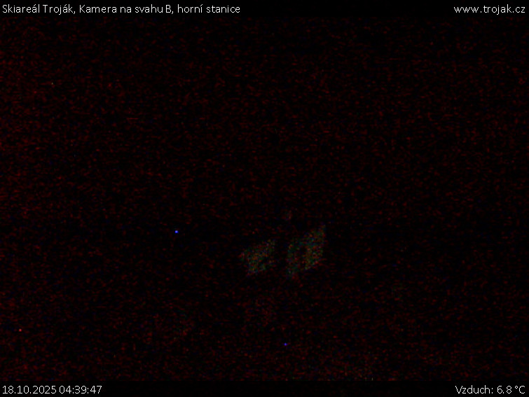 Skiareál Troják - Kamera na svahu B, horní stanice - 18.10.2025 v 04:39 Skiareál Troják - Kamera na svahu B, horní stanice - 18.10.2025 v 04:39