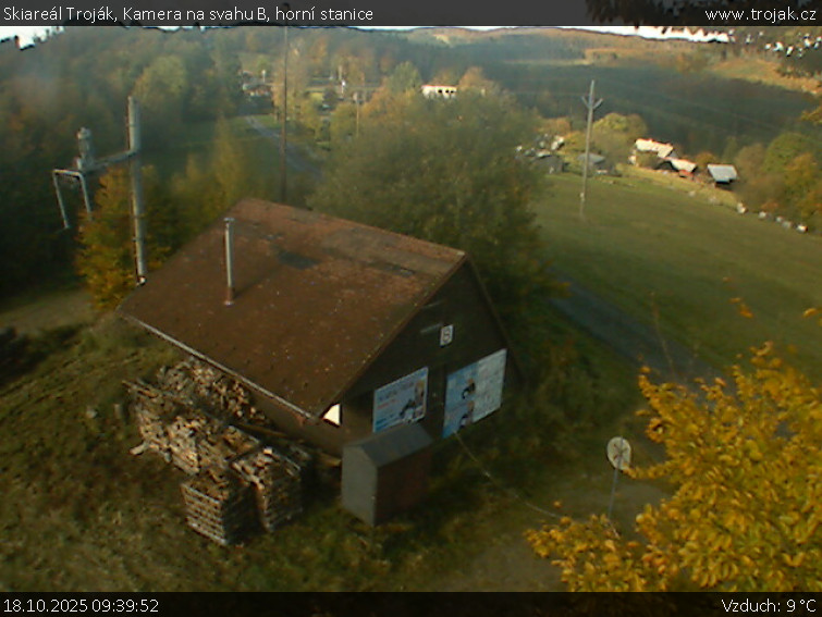 Skiareál Troják - Kamera na svahu B, horní stanice - 18.10.2025 v 09:39 Skiareál Troják - Kamera na svahu B, horní stanice - 18.10.2025 v 09:39