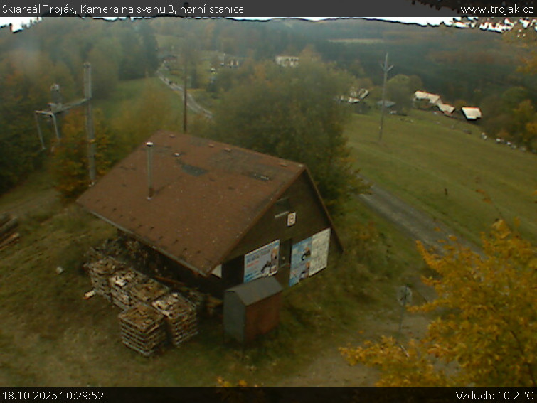 Skiareál Troják - Kamera na svahu B, horní stanice - 18.10.2025 v 10:29 Skiareál Troják - Kamera na svahu B, horní stanice - 18.10.2025 v 10:29