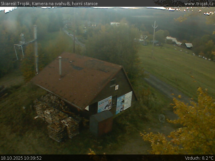 Skiareál Troják - Kamera na svahu B, horní stanice - 18.10.2025 v 10:39 Skiareál Troják - Kamera na svahu B, horní stanice - 18.10.2025 v 10:39