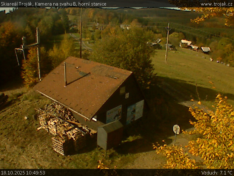 Skiareál Troják - Kamera na svahu B, horní stanice - 18.10.2025 v 10:49 Skiareál Troják - Kamera na svahu B, horní stanice - 18.10.2025 v 10:49