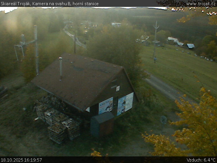 Skiareál Troják - Kamera na svahu B, horní stanice - 18.10.2025 v 16:19 Skiareál Troják - Kamera na svahu B, horní stanice - 18.10.2025 v 16:19
