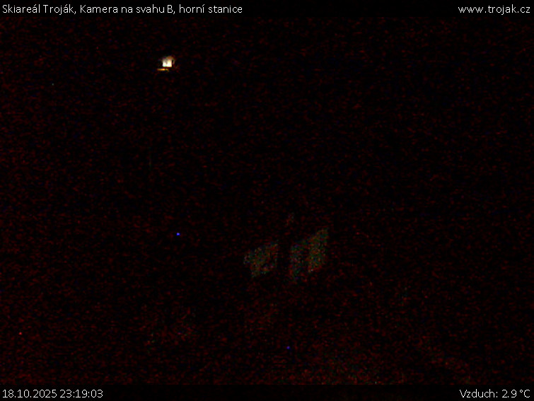 Skiareál Troják - Kamera na svahu B, horní stanice - 18.10.2025 v 23:19 Skiareál Troják - Kamera na svahu B, horní stanice - 18.10.2025 v 23:19