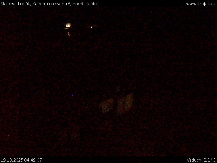 Skiareál Troják - Kamera na svahu B, horní stanice - 19.10.2025 v 04:49 Skiareál Troják - Kamera na svahu B, horní stanice - 19.10.2025 v 04:49