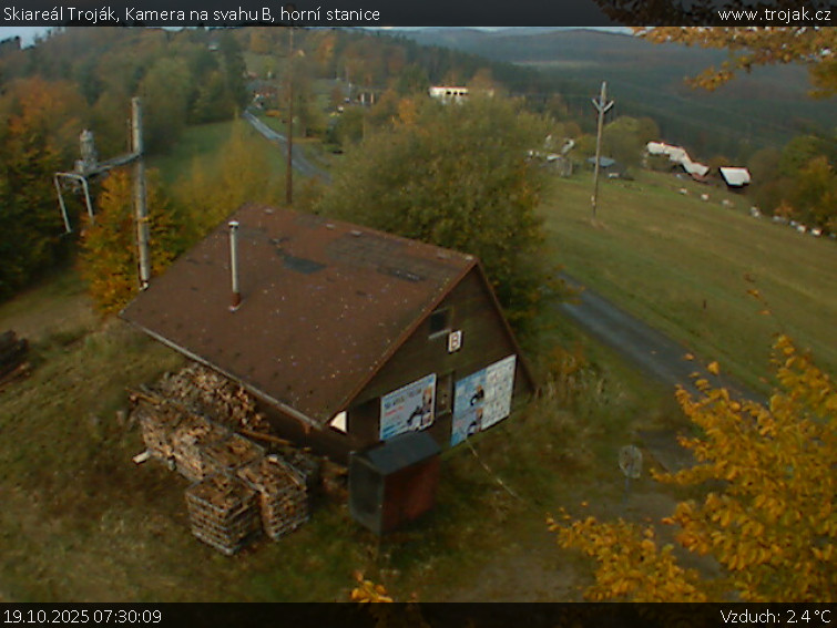 Skiareál Troják - Kamera na svahu B, horní stanice - 19.10.2025 v 07:30 Skiareál Troják - Kamera na svahu B, horní stanice - 19.10.2025 v 07:30