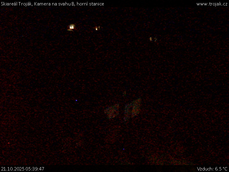 Skiareál Troják - Kamera na svahu B, horní stanice - 21.10.2025 v 05:39 Skiareál Troják - Kamera na svahu B, horní stanice - 21.10.2025 v 05:39