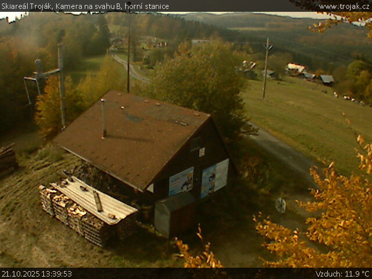 Skiareál Troják - Kamera na svahu B, horní stanice - 21.10.2025 v 13:39 Skiareál Troják - Kamera na svahu B, horní stanice - 21.10.2025 v 13:39