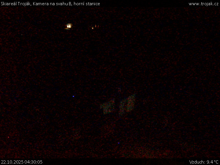 Skiareál Troják - Kamera na svahu B, horní stanice - 22.10.2025 v 04:30 Skiareál Troják - Kamera na svahu B, horní stanice - 22.10.2025 v 04:30