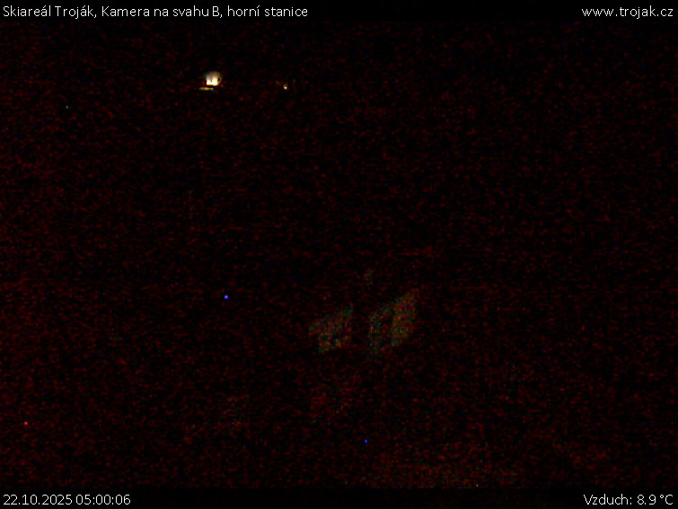 Skiareál Troják - Kamera na svahu B, horní stanice - 22.10.2025 v 05:00 Skiareál Troják - Kamera na svahu B, horní stanice - 22.10.2025 v 05:00