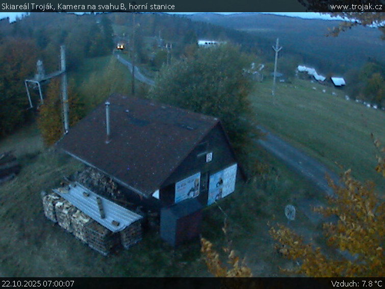 Skiareál Troják - Kamera na svahu B, horní stanice - 22.10.2025 v 07:00 Skiareál Troják - Kamera na svahu B, horní stanice - 22.10.2025 v 07:00