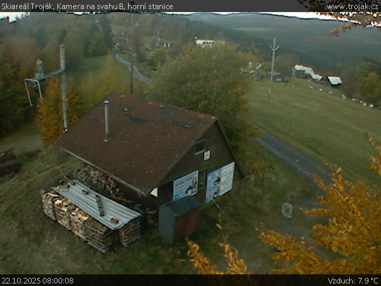 Skiareál Troják - Kamera na svahu B, horní stanice - 22.10.2025 v 08:00 Skiareál Troják - Kamera na svahu B, horní stanice - 22.10.2025 v 08:00